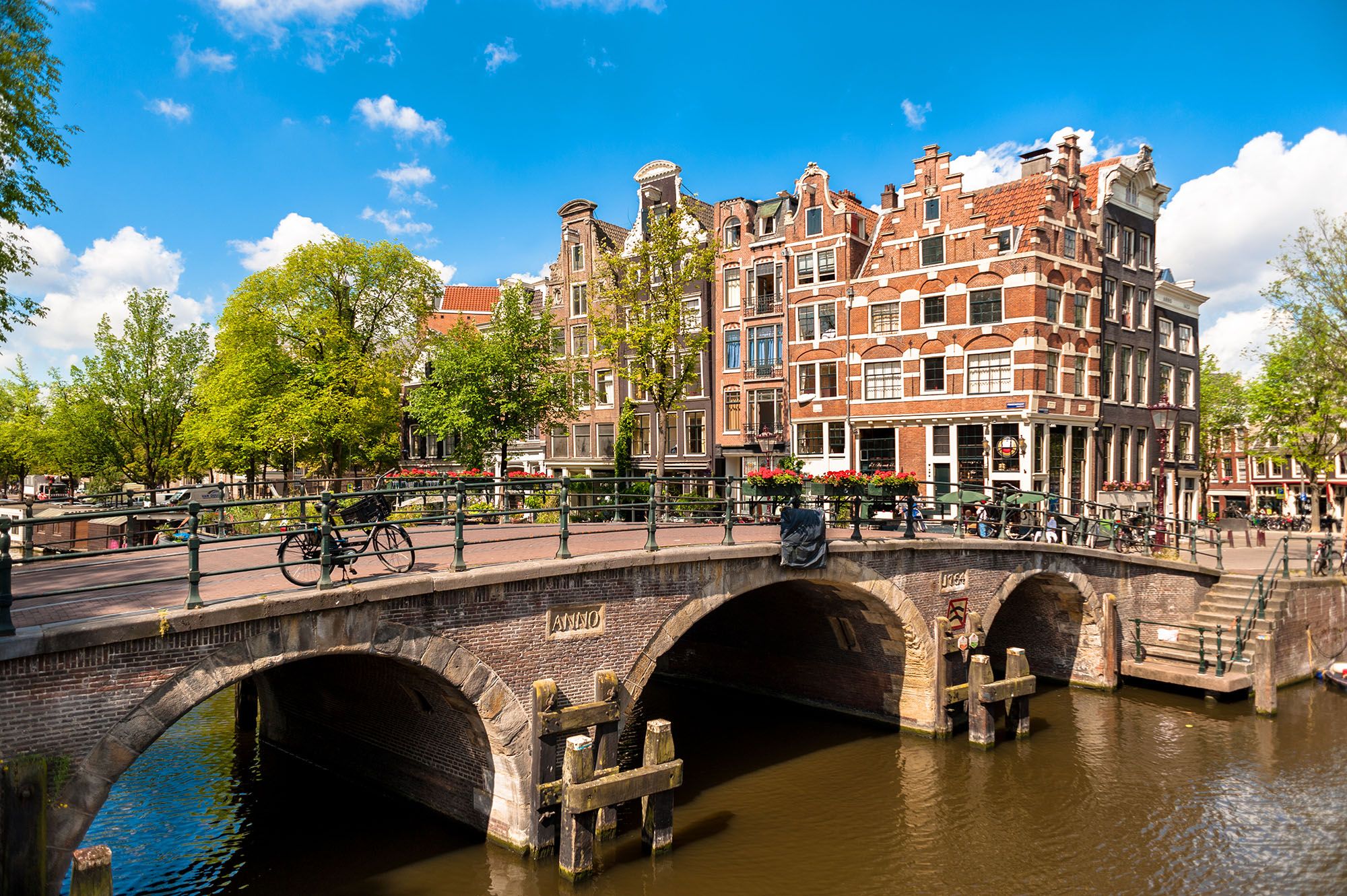 Bâtiments penchés et canaux - Amsterdam (Pays-Bas)
