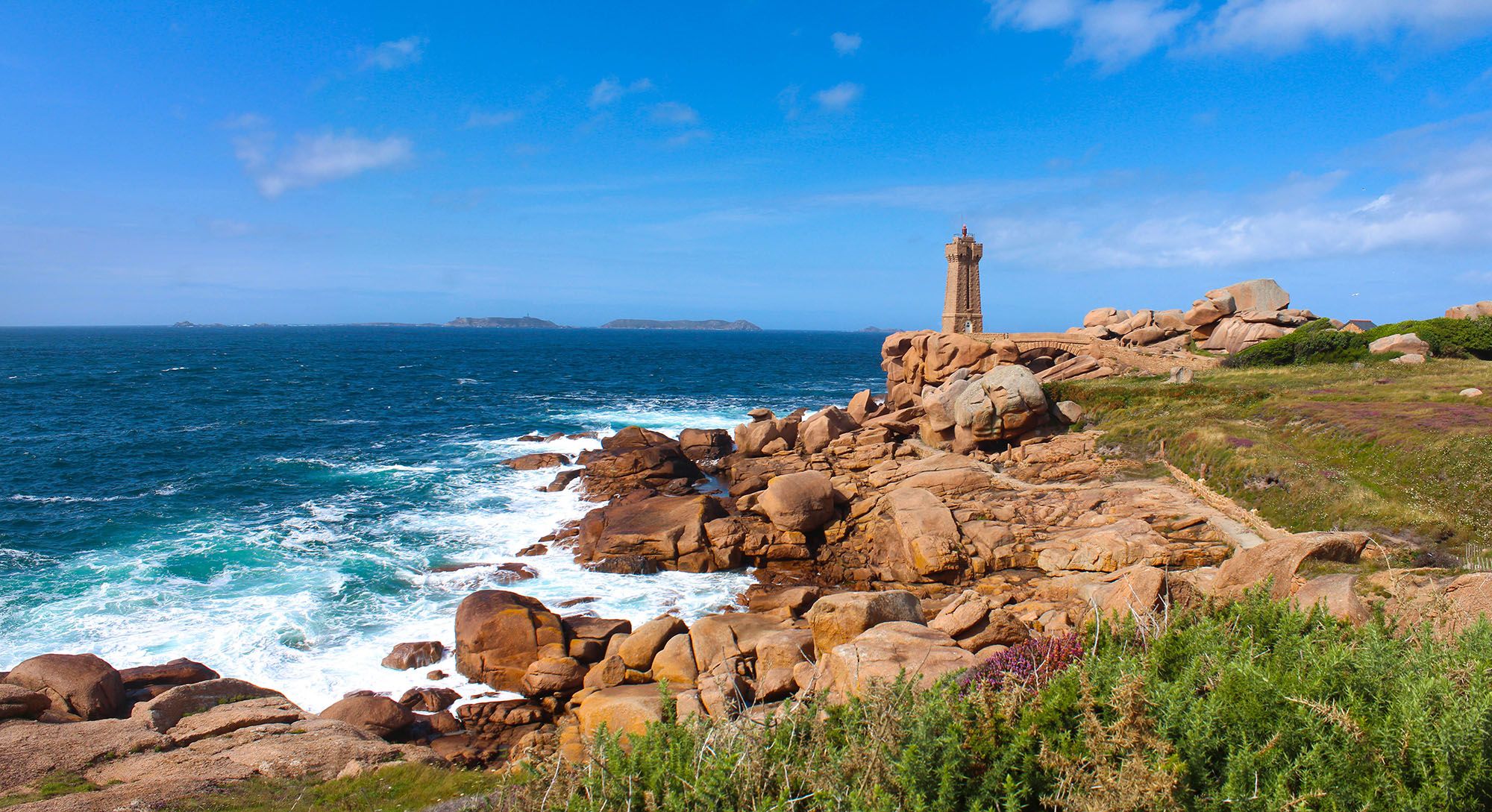 Le phare de Mean Ruz à Ploumanac'h sur la Cote de Granit Rose - Bretagne (France)