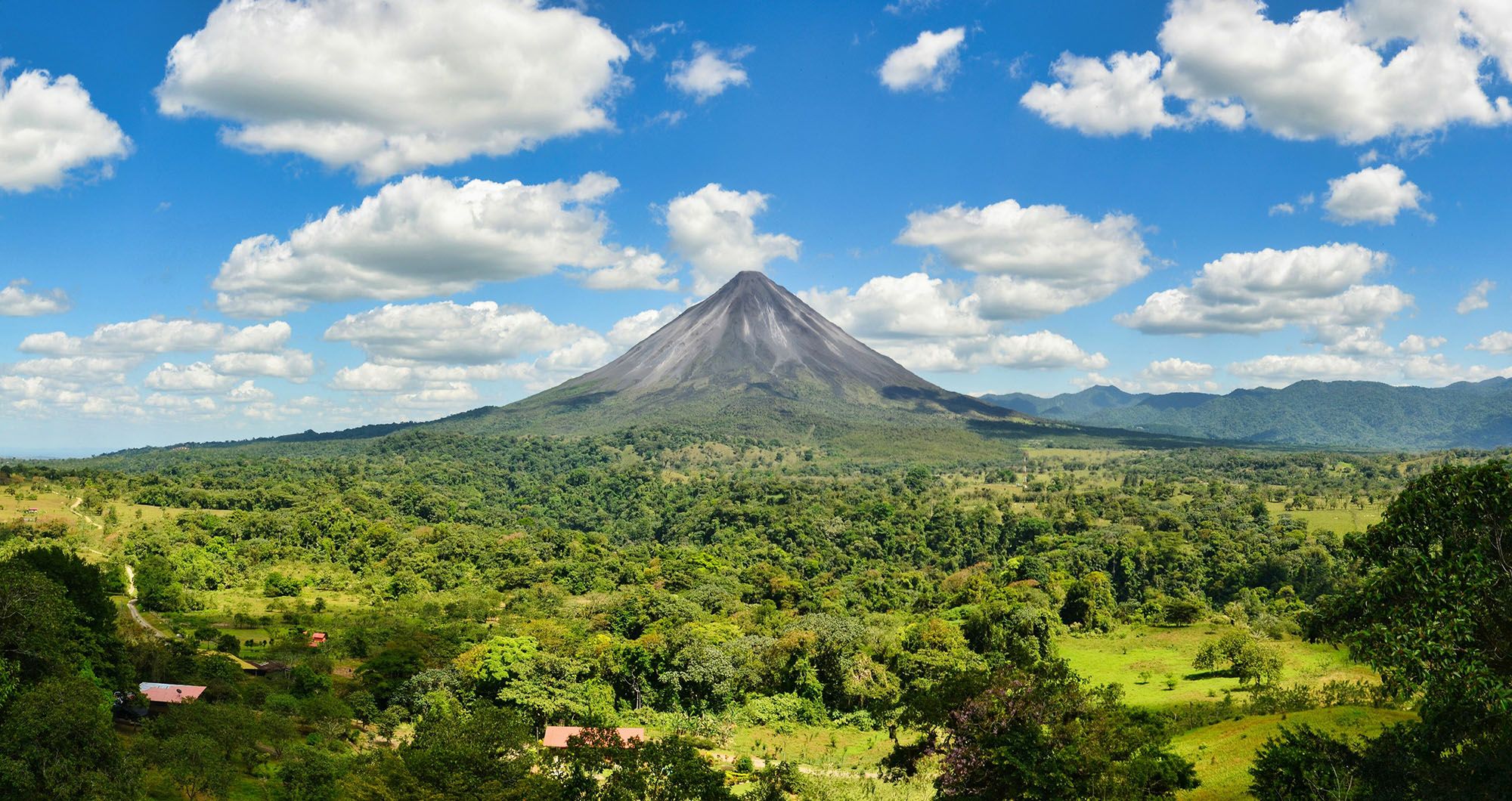 Panorama du volcan Arenal, près de la forêt tropicale - Costa Rica