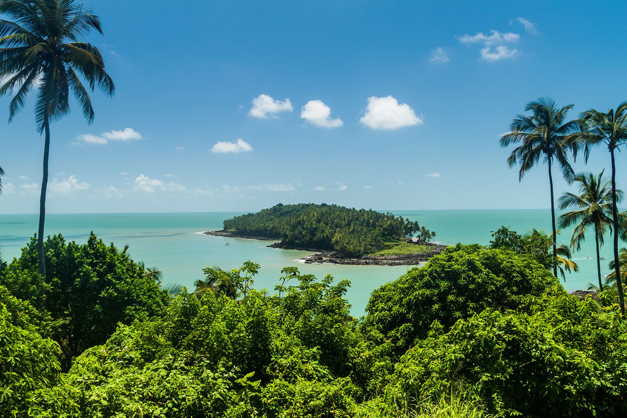 Vue de l'île du Diable depuis l'île Royale dans l'archipel des îles du Salut - Guyane