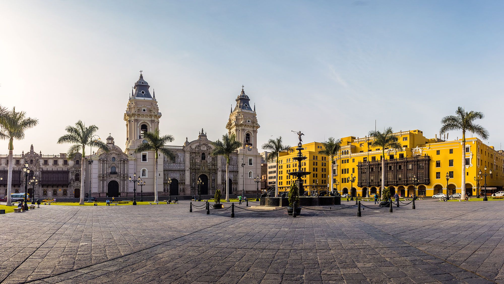 Cathédrale basilique Saint-Jean-l'Apôtre-et-l'Évangéliste de Lima sur la Plaza Mayor - Lima (Pérou)