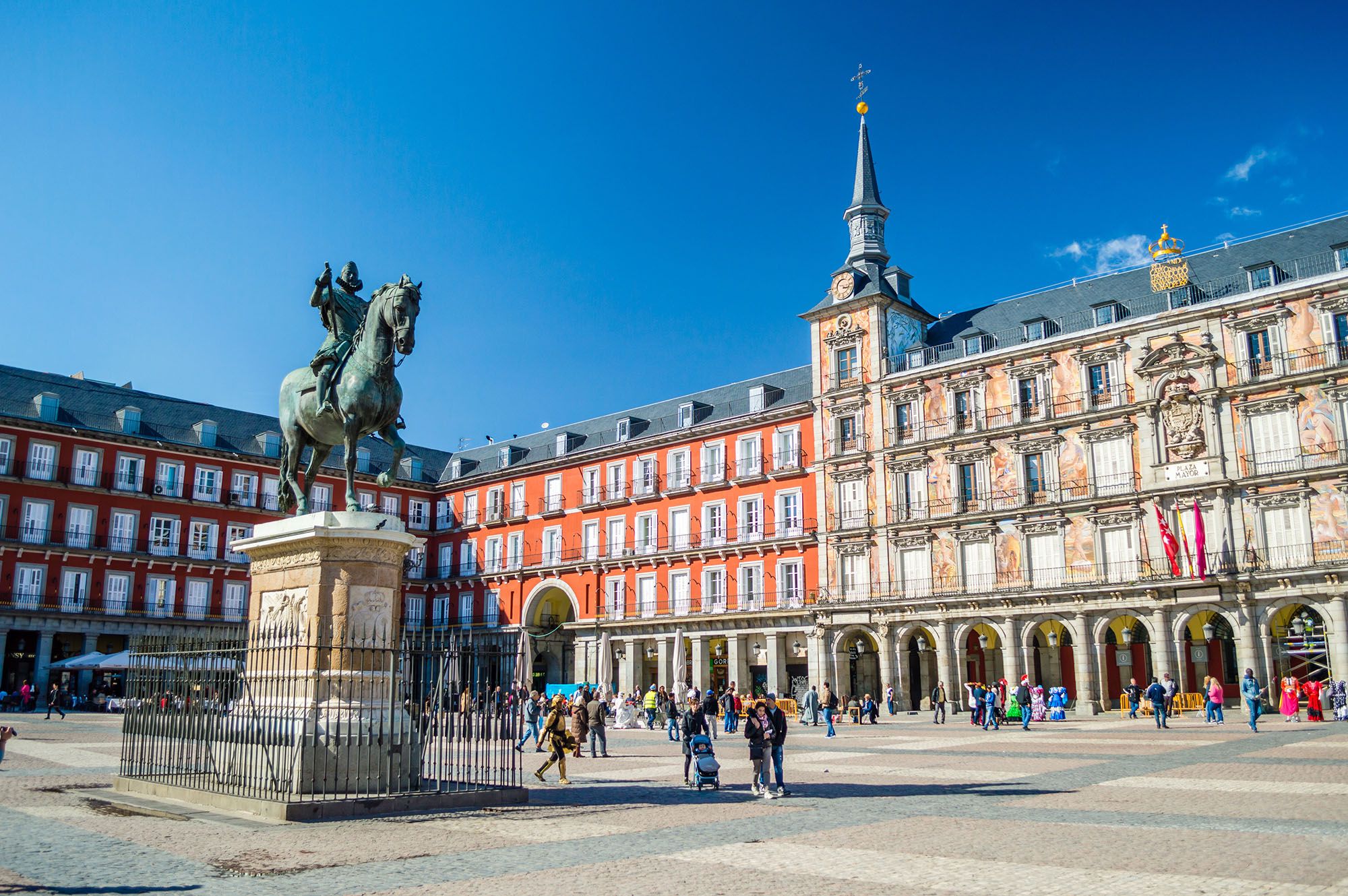 Statue de Felipe III et Casa de la Panaderia sur la Plaza Mayor - Madrid (Espagne)