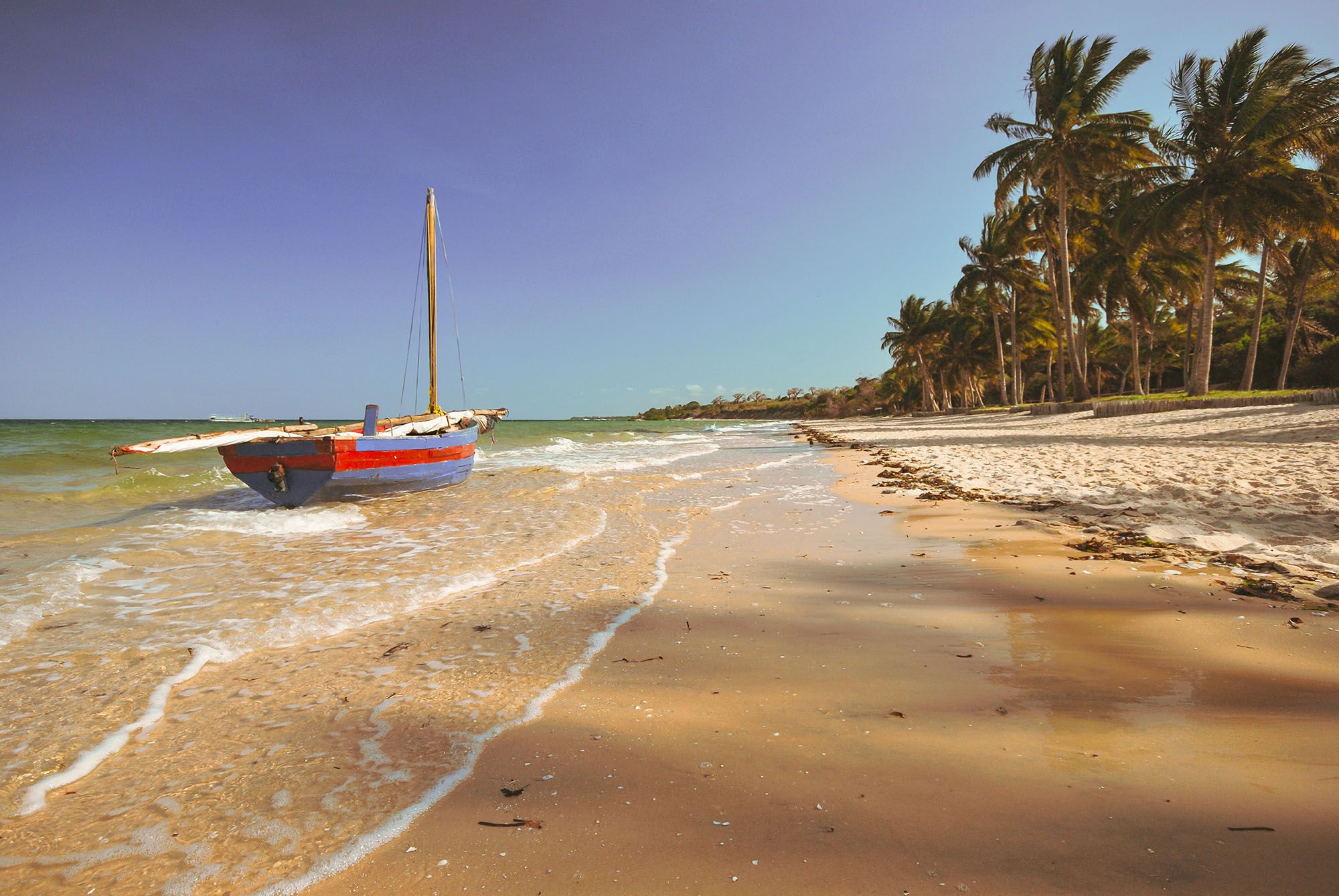 Boutre à voile échoué sur la plage de Vilanculos - Mozambique