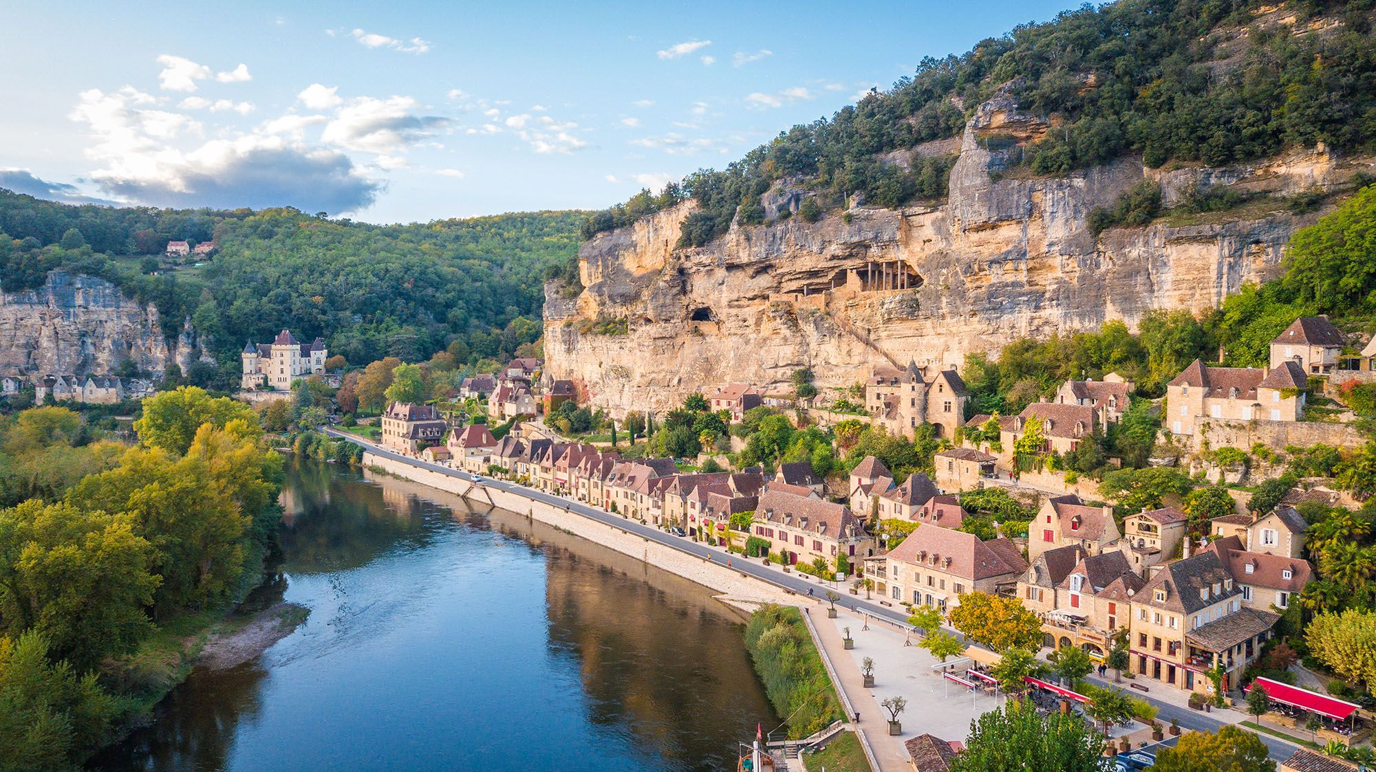 Vue aérienne de La Roque Gageac - Dordogne (France)