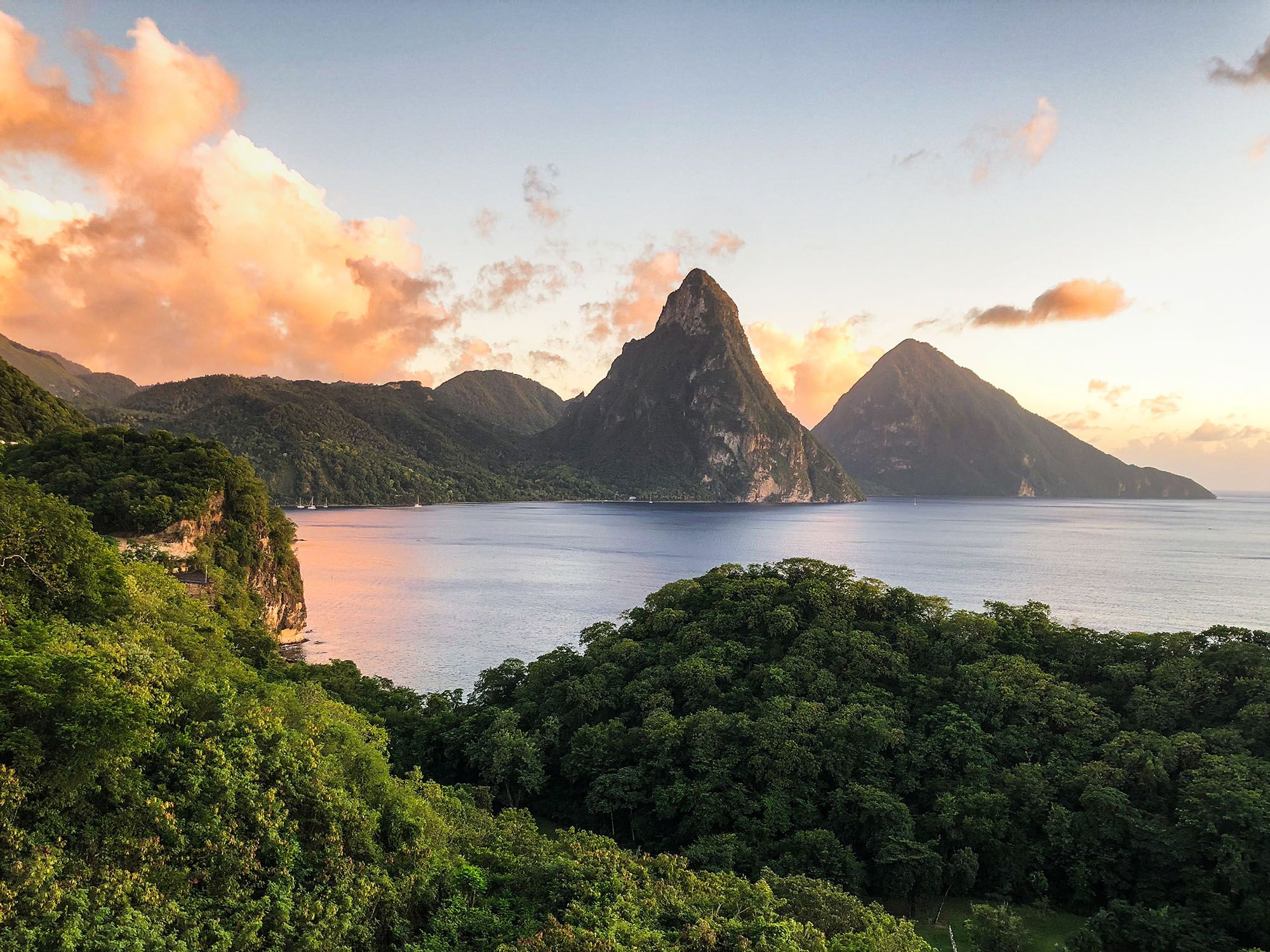 Pitons au coucher du soleil - Sainte-Lucie