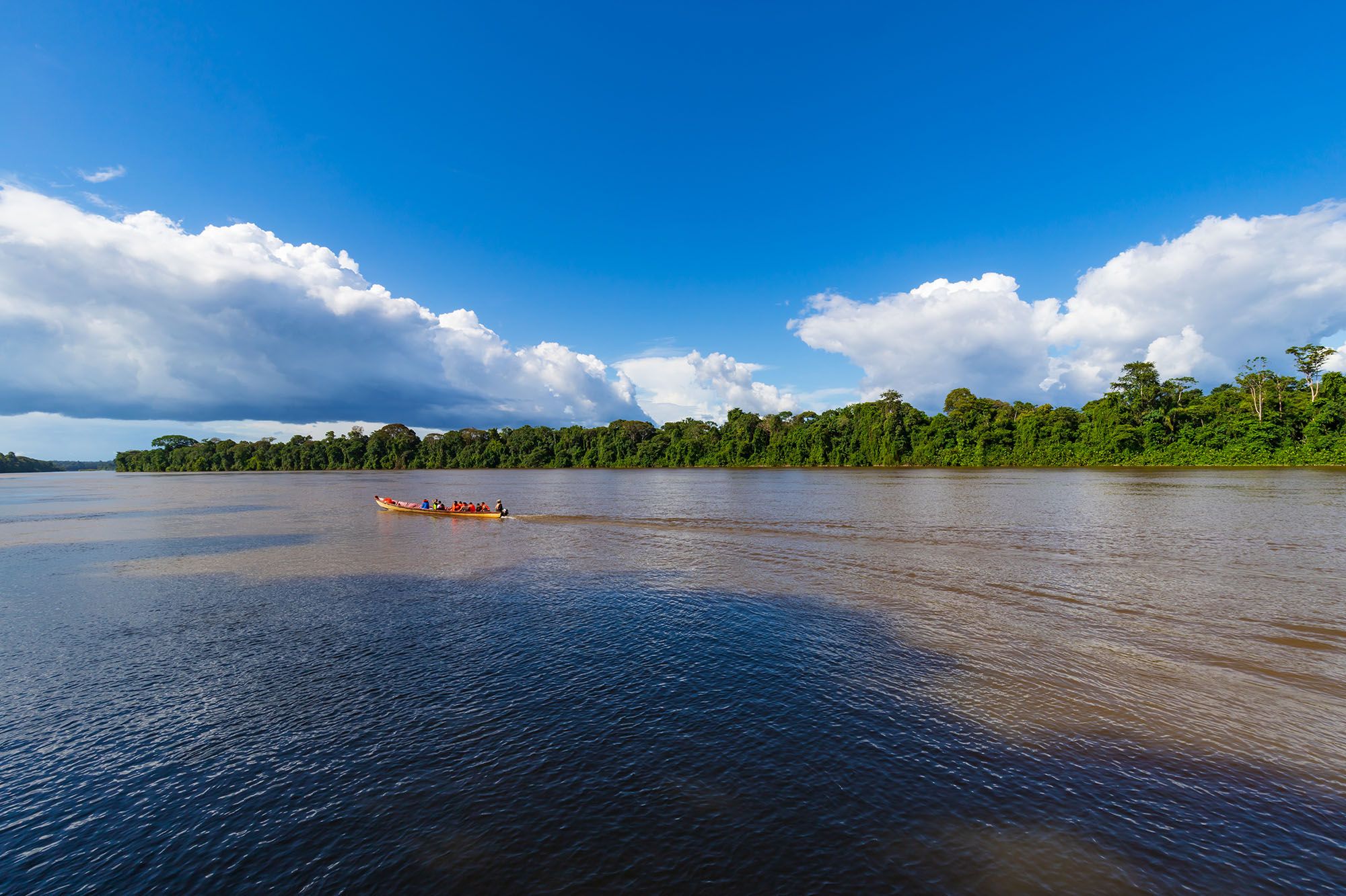 Bâteau sur le fleuve Suriname à Brokopondo - Suriname