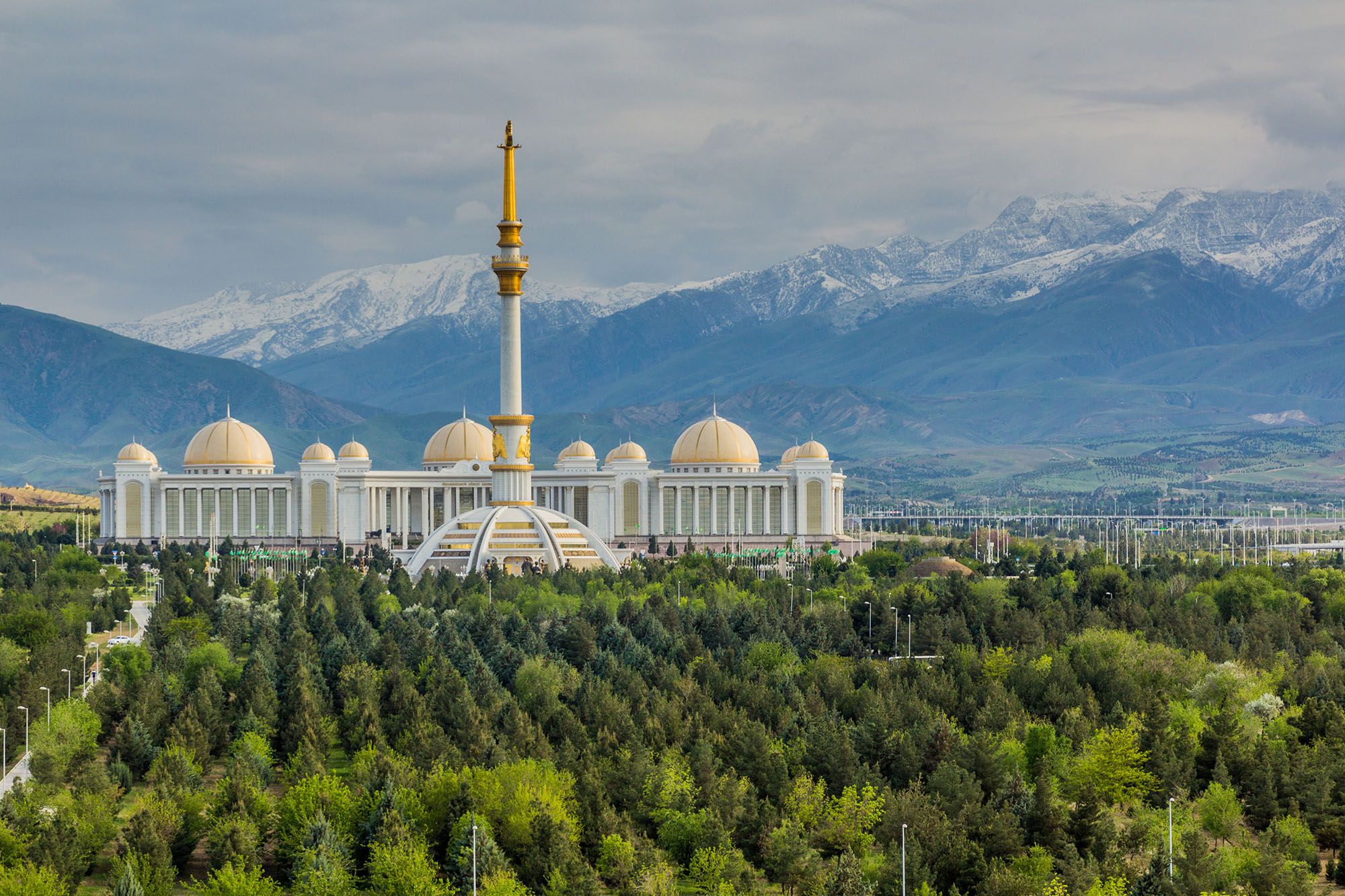 Monument de l'Indépendance et Bibliothèque nationale à Achgabat - Turkménistan