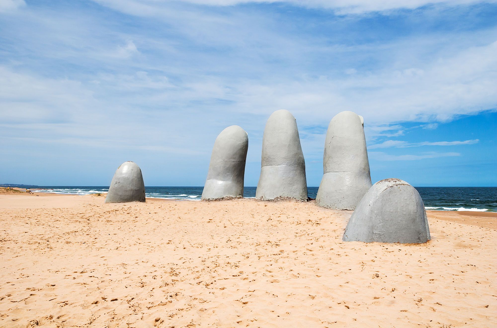 La Mano, sculpture sur la plage de Brava à Punta del Este - Uruguay