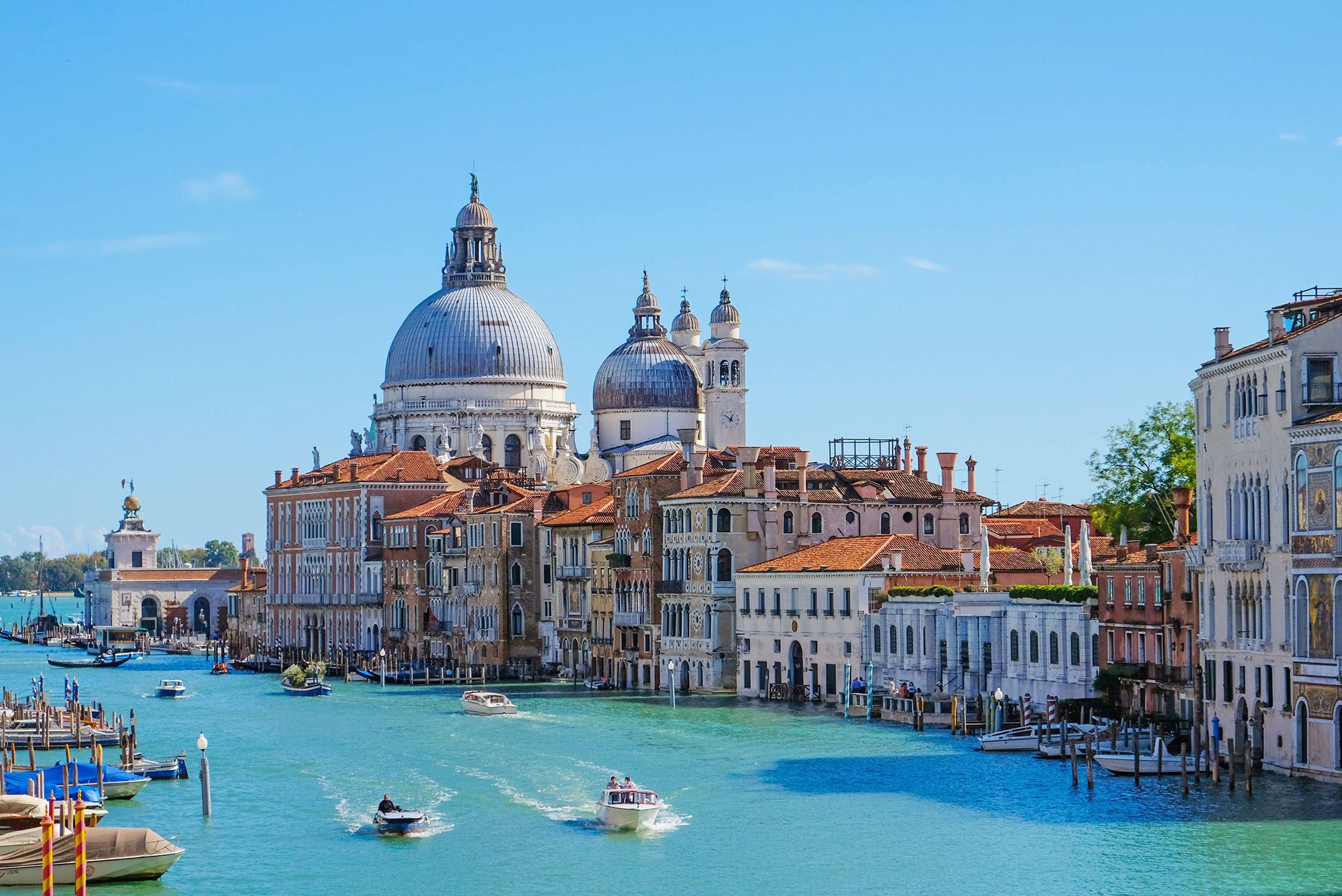 Le canal et le dôme de la Basilique Santa Maria della Salute à Venise - Italie