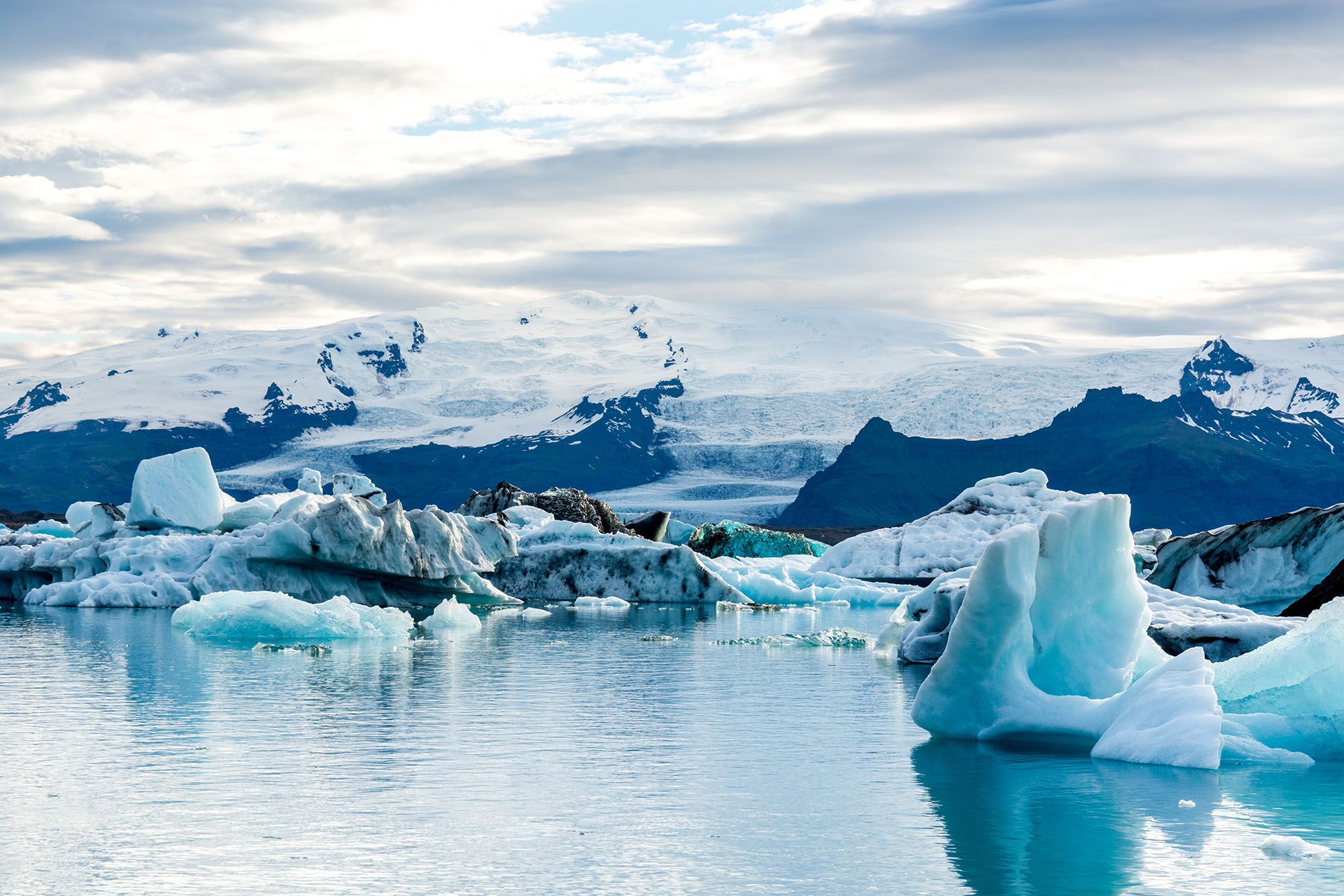 Icebergs flottants dans le lac glaciaire Jökulsárlón - Islande