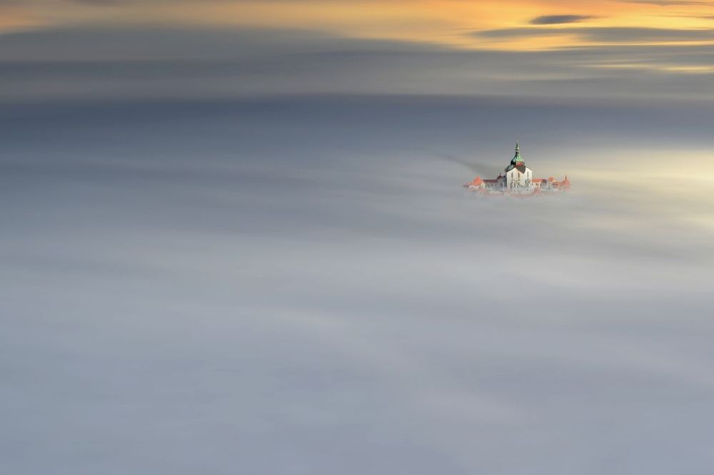 Protruding from the fog - Église Saint-Jean-Népomucène, lieu de pèlerinage à Zelená Hora