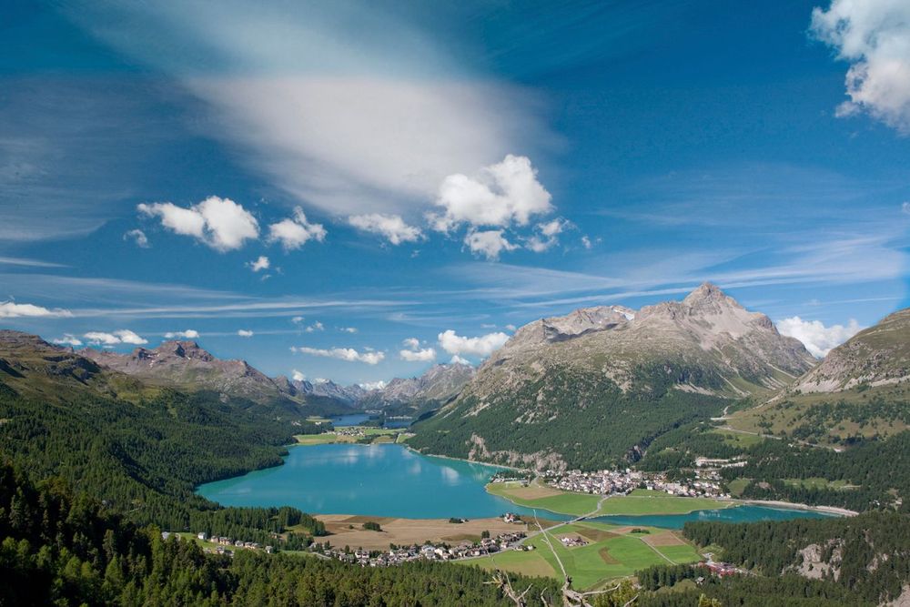 Suisse L'Engadine lacs comprend trois lacs, qui sont traverses par l’Inn. En arriere-plan le Lac de Sils. Dans le centre le Lac de Silvaplana.