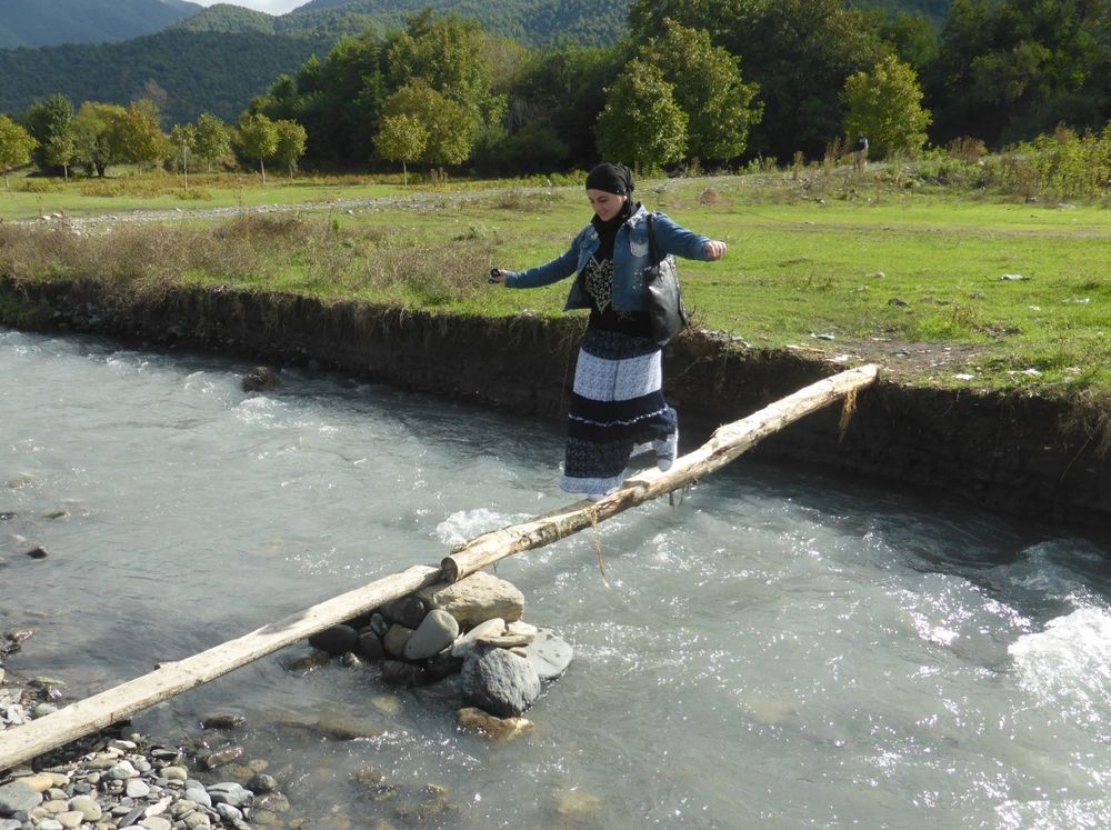 Traversée de la rivière avec les filles de Taïssa.