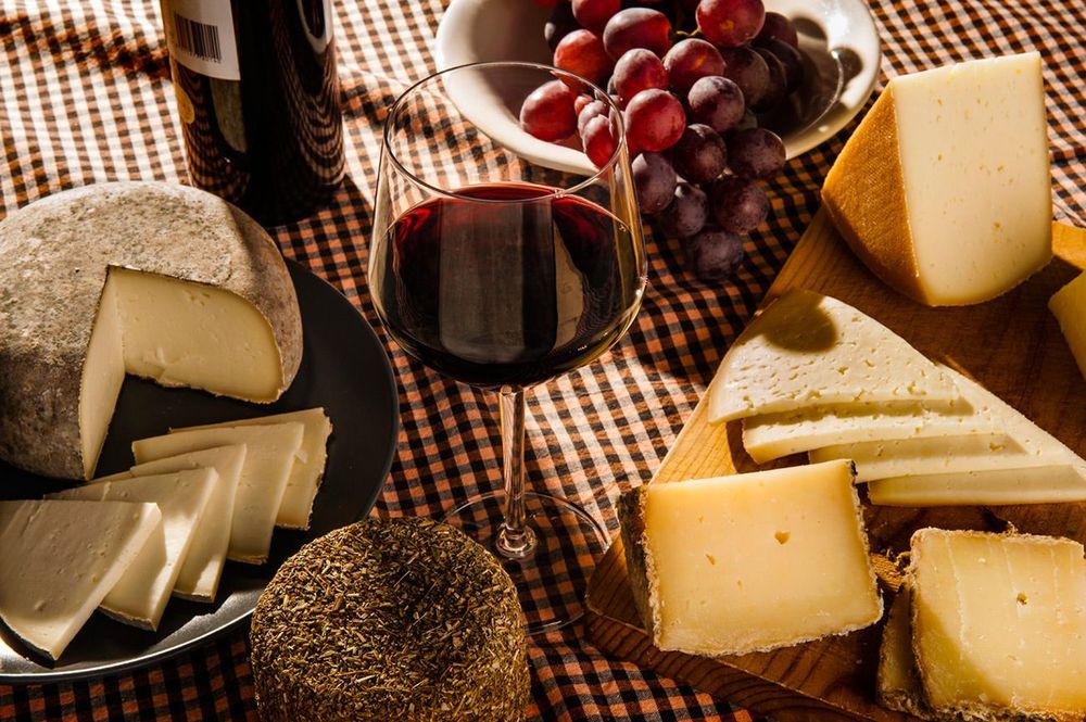 Coupe de vin accompagnée de raisins et fromages catalans
