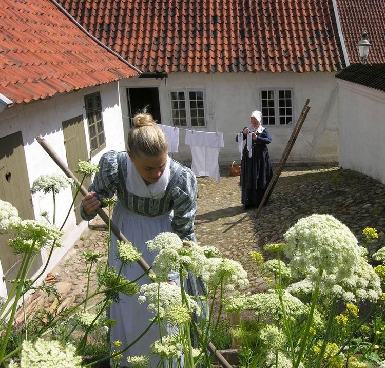 Danemark Aarhus The Old Town - Eilschou's houses, clergyman's widow, and virgin in the garden_Den Gamle By
