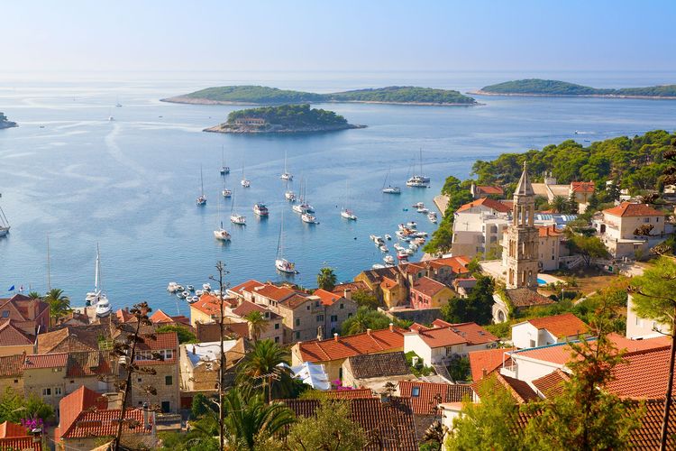 Où partir en avril 2026 ? 3 destinations à moins de 3h de la France Baie et ville de Hvar - Île de Hvar