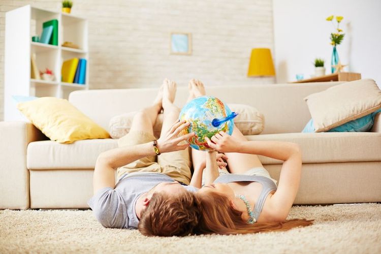 Couple avec globe terrestre
