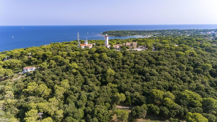 Une visite insolite au cap d'Antibes : l'ascension du phare de la Garoupe