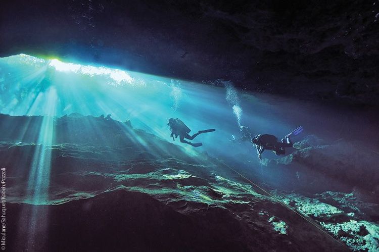 Plongée dans le Cenote Chac Mool, Mexique