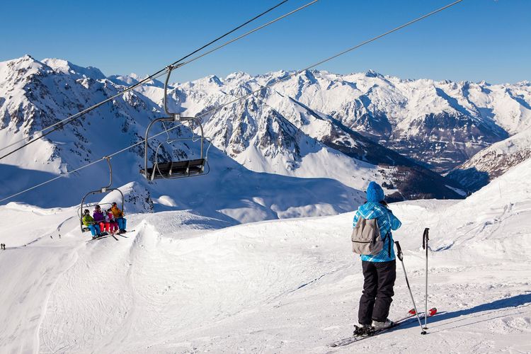 Loin des foules cet hiver… 3 stations alternatives aux Alpes pour skier en toute tranquillité Ski dans les Pyrénées