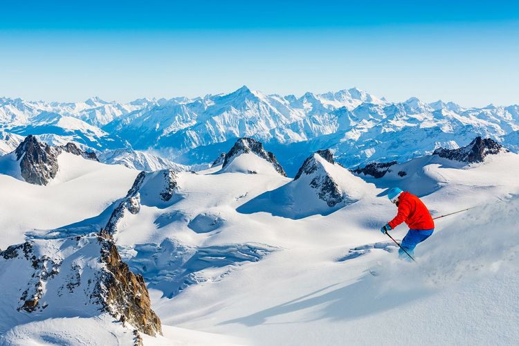 Skieur dans les Alpes