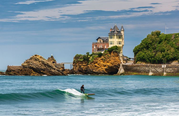 Pourquoi les amateurs de surf ne jurent que par les plages de cette côte française Surf Biarritz