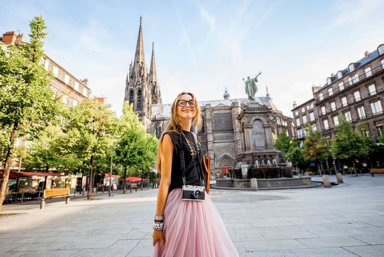Au pied de l'imposant puy de Dôme, cette ville volcanique est parfaite pour un week-end Touriste à Clermont-Ferrand