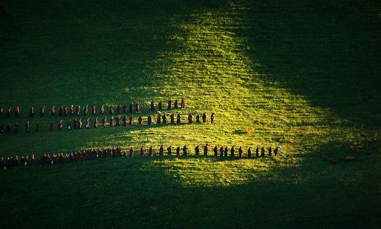 Marche quotidienne des nonnes, Ganzi, Sichuan, Chine