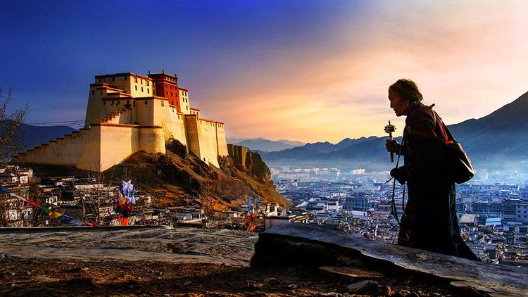 Pèlerin tibétain devant le palais de Shigatsé, Tibet