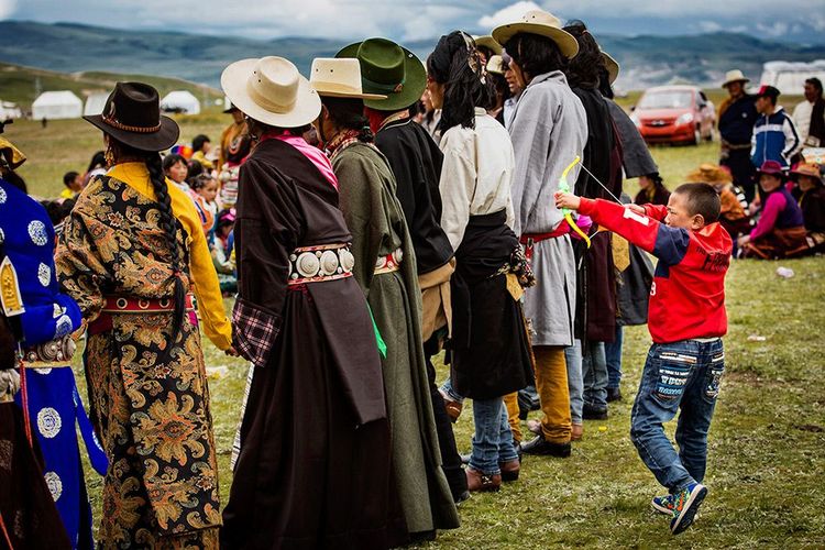 Jeu d’enfant, entre le Sichuan et le Tibet, Chine
