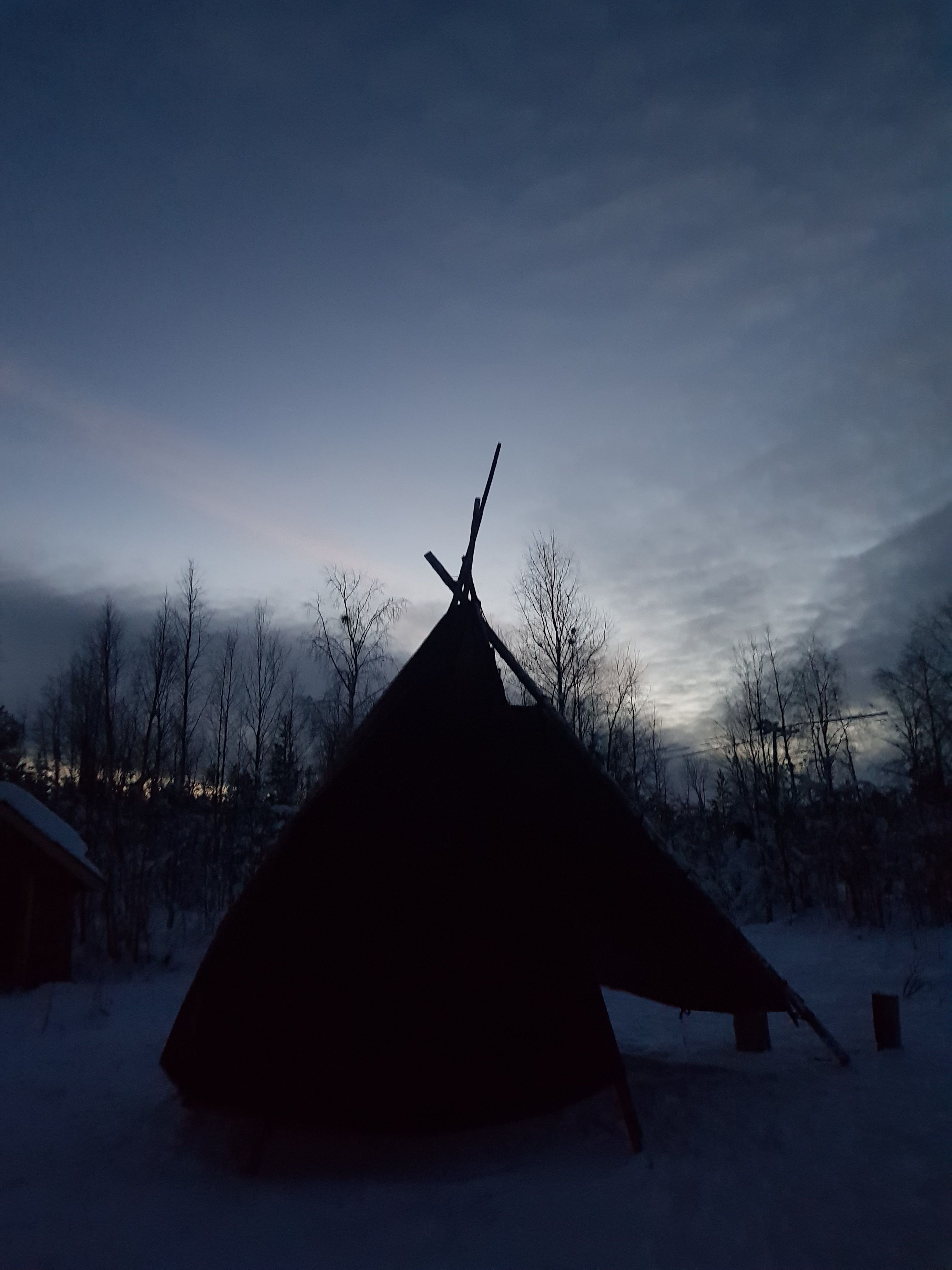 Tipi dans la nuit en Laponie