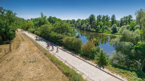 Via Allier - la voie verte et l'Allier à Vichy (03) © D. Grudet/Auvergne-Rhône-Alpes Tourisme 