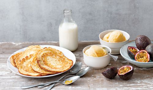 Pancakes à la noix de coco et sorbet au fruit de la passion