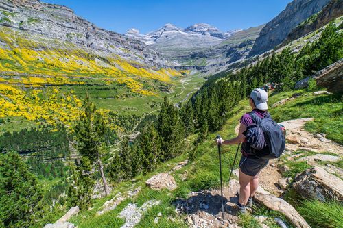 Randonneuse dans le parc national d'Ordesa et du Mont Perdu - Espagne