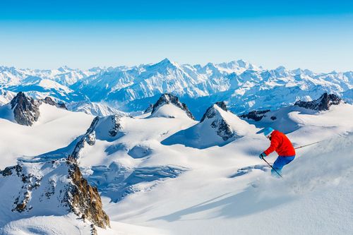Skieur dans les Alpes