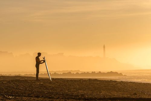 Surfeur au coucher de soleil à Anglet