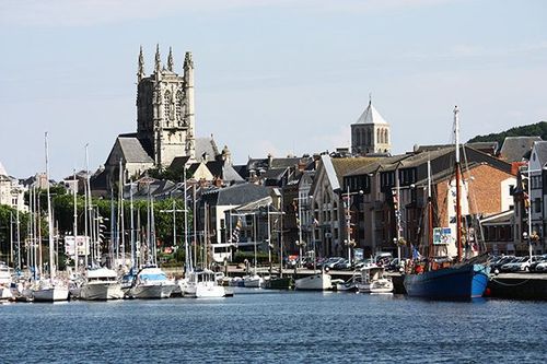 Vue du port St Etienne et Abbatiale de la Sainte-Trinité
