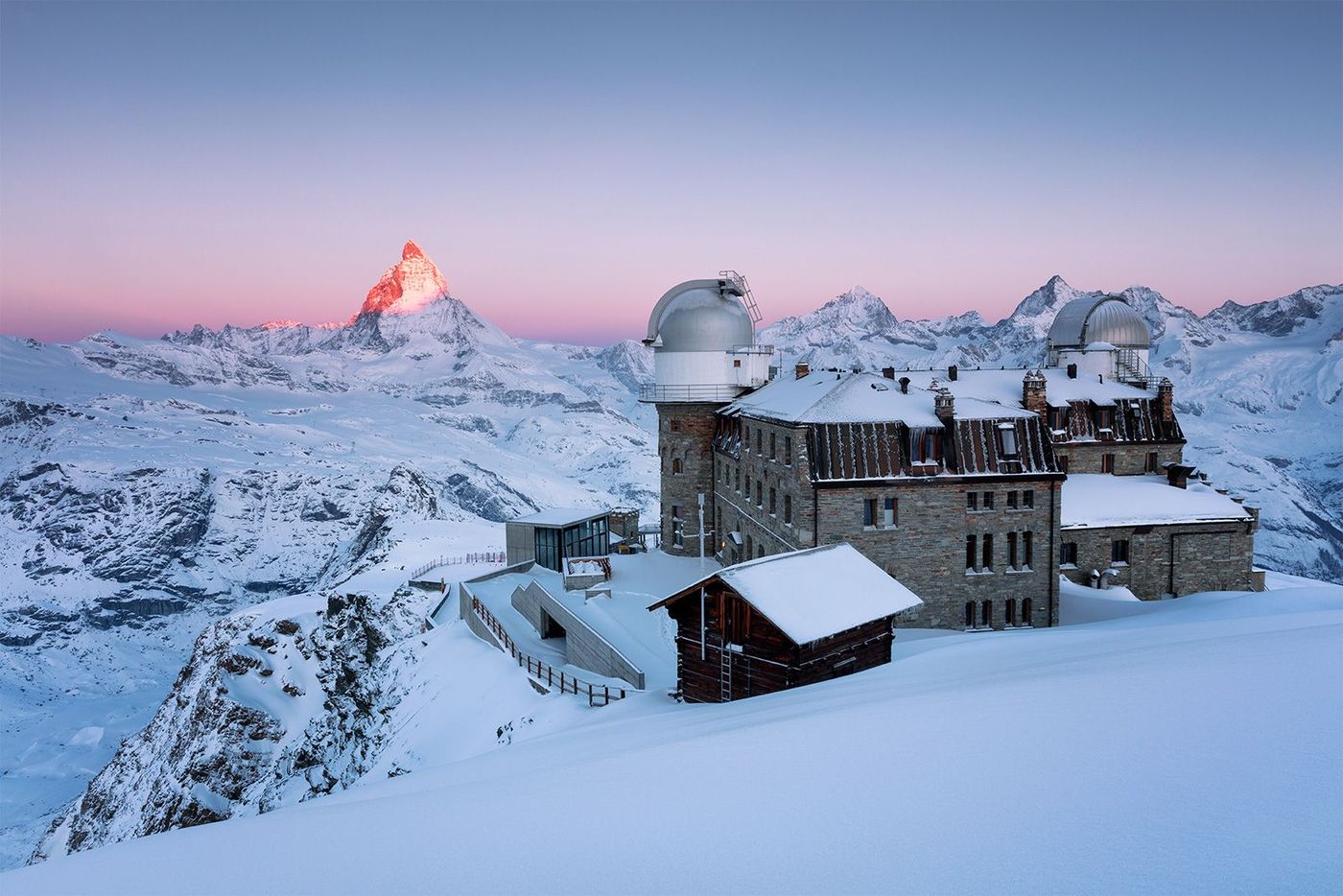 Le Cervin au lever du soleil derrière le Gornergrat, Suisse