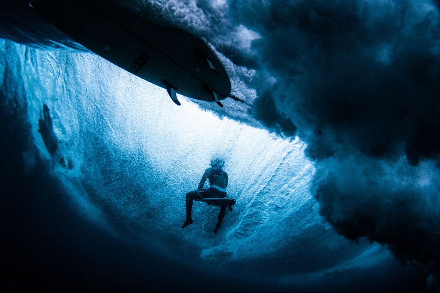 Surfeurs attendant la vague