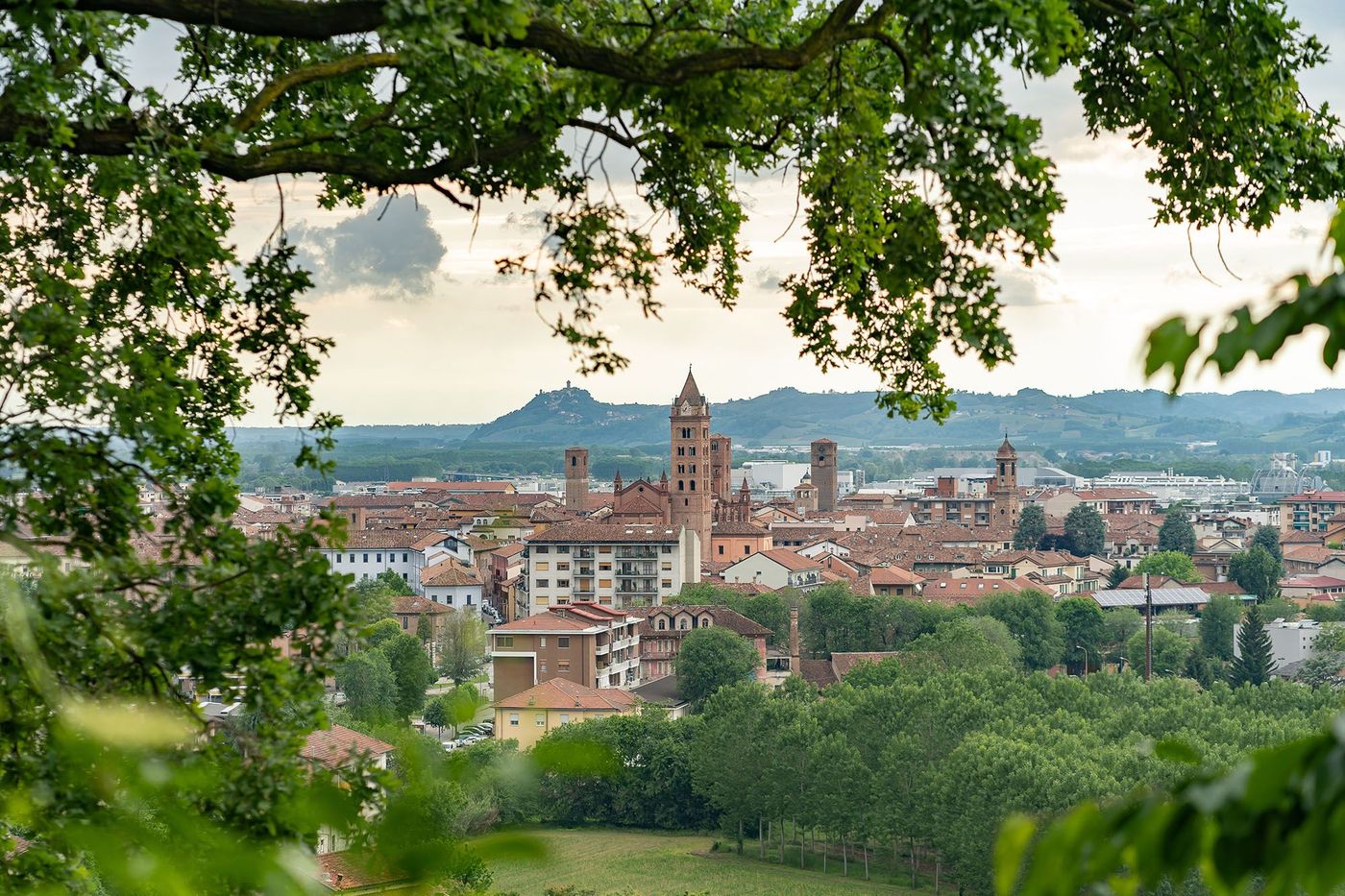 La ville d'Alba et sa cathédrale - Piémont (Italie)