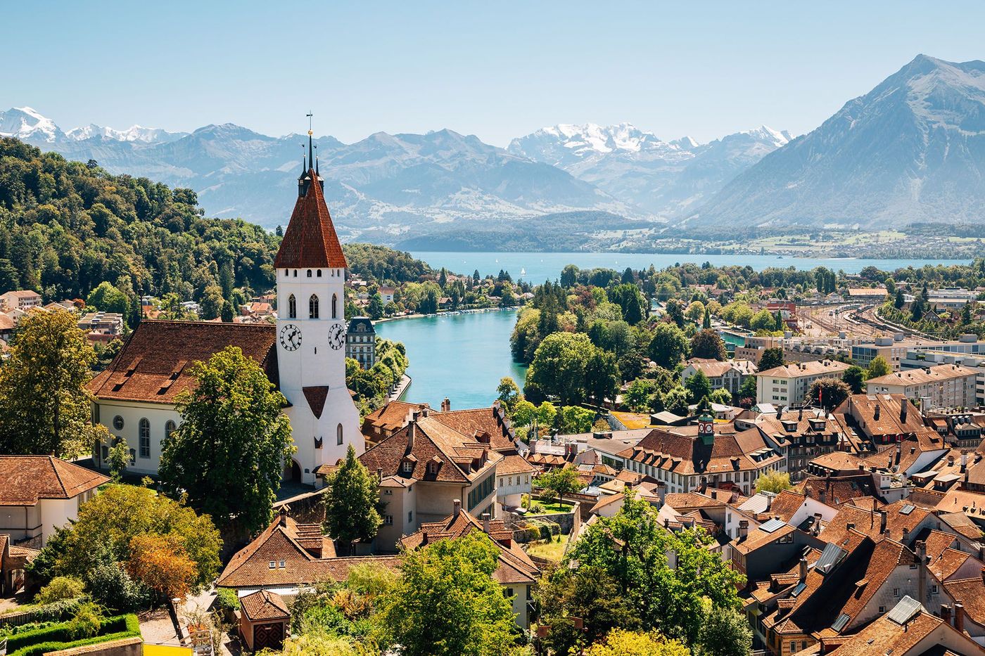 Village et lac avec vue sur les Alpes - Suisse