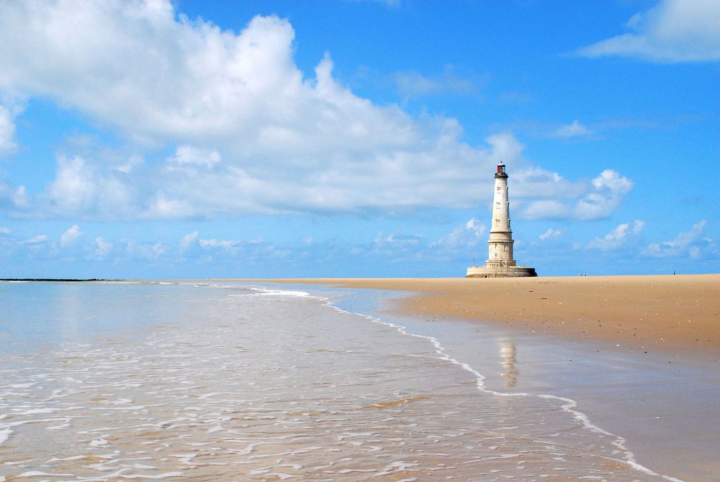 Phare de Cordouan et bord de mer au cœur de l'estuaire de la Gironde - France