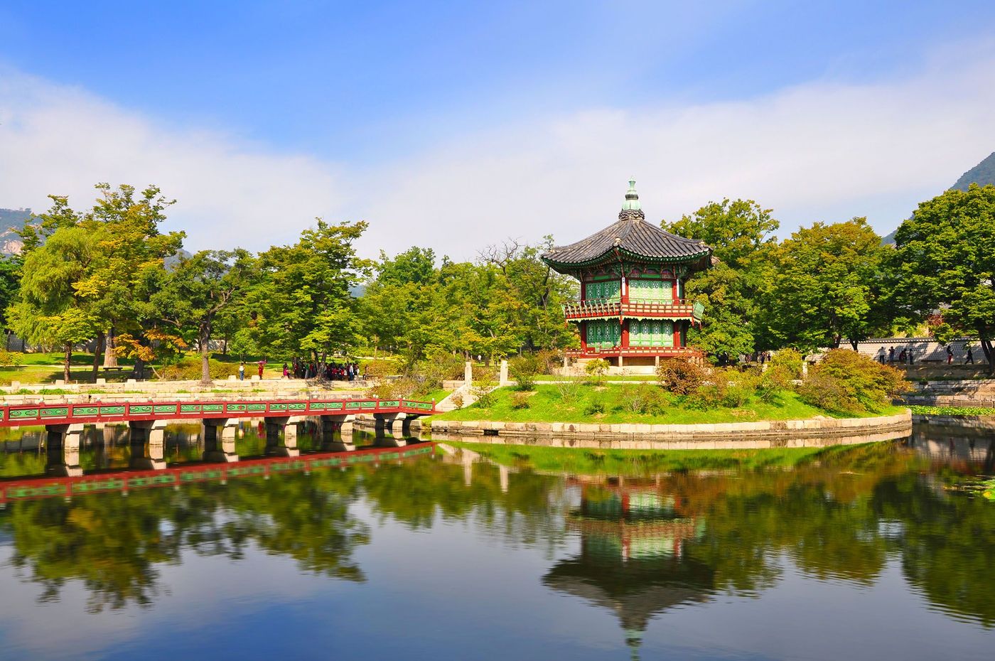 Vue du pavillon traditionnel Hyangwonjeong parmi les arbres au palais Gyeongbokgung à Séoul - Corée du Sud