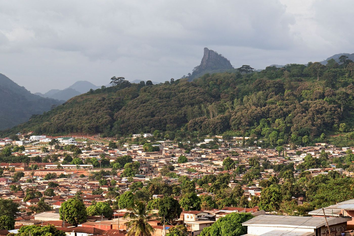 Vue de la ville de Man et de la montagne Dent de Man - Côte d'Ivoire