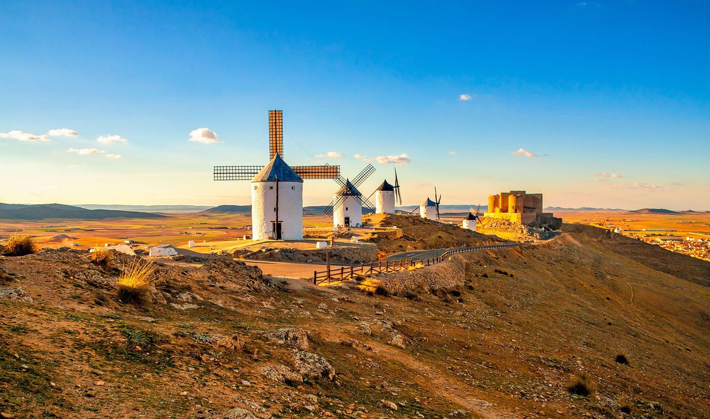 Moulins à vent espagnols et château médiéval à Consuegra - Espagne