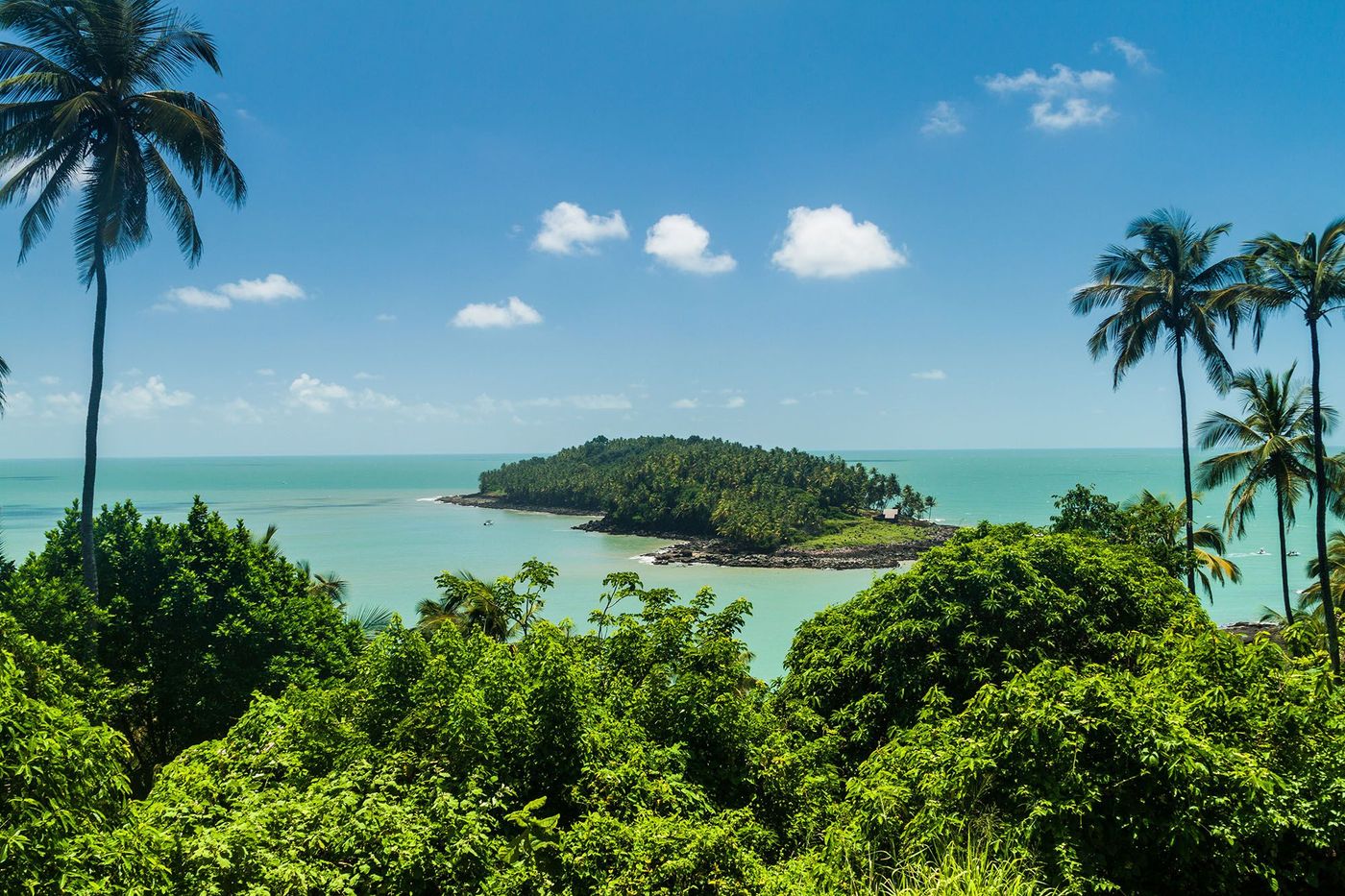 Vue de l'île du Diable depuis l'île Royale dans l'archipel des îles du Salut - Guyane