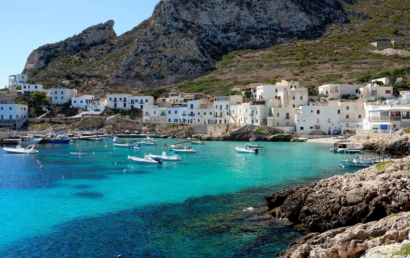 Port de l'île de Levanzo dans l'archipel des îles Egadi - Sicile (Italie)