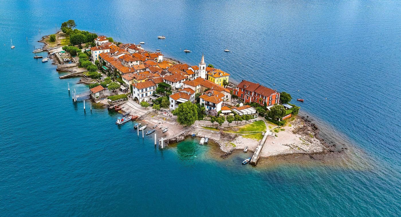 Vue aérienne de l'Isola Supero (Isola dei Pescatori) sur le lac Majeur - Piémont (Italie)