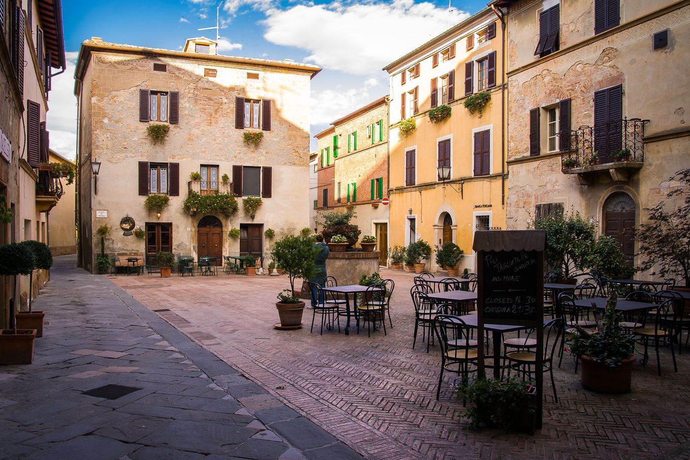 Rue calme dans le centre-ville historique de Pienza dans le Val d'Orcia - Toscane (Italie)