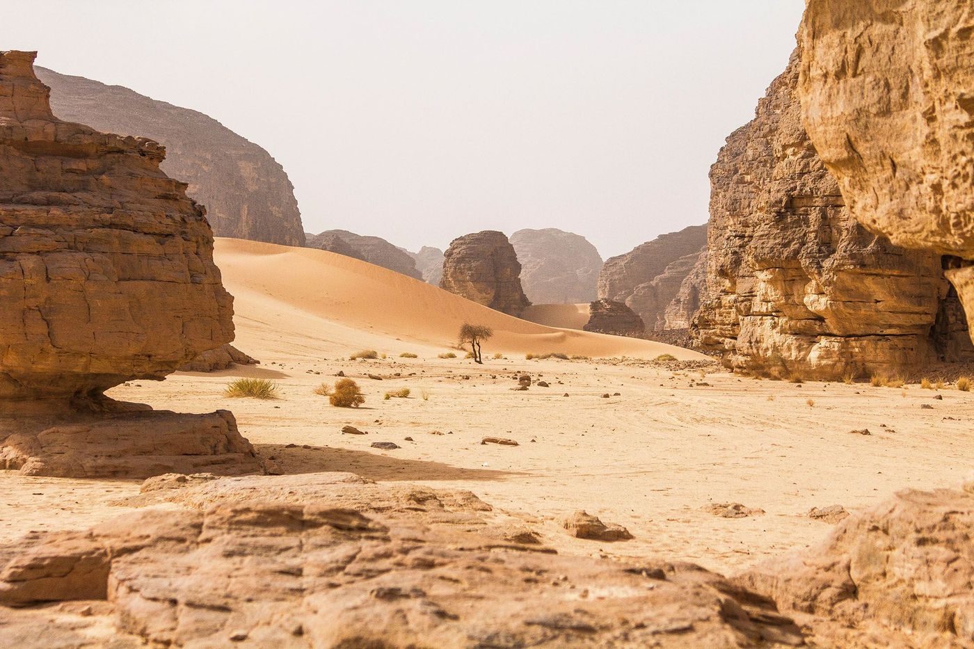 Sable et pierres des montagnes du Hoggar dans le désert du Sahara - Djanet (Algérie)